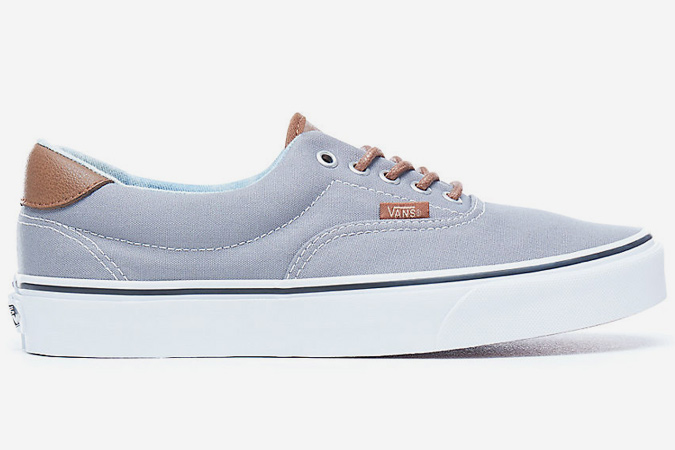 Vans Authentic berwarna ungu dengan aksen coklat pada ujung belakang dan tali-nya